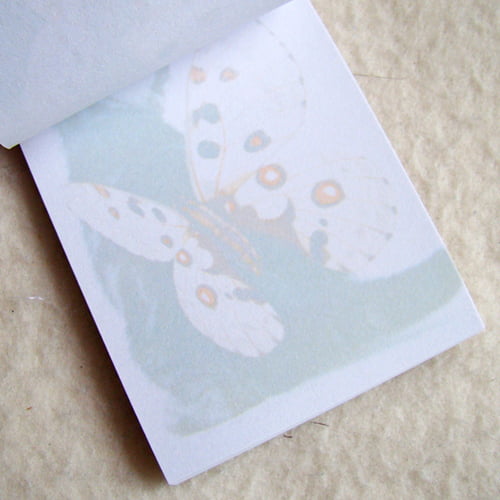 Notitieblokje met afbeelding van een poes met een witte vlinder