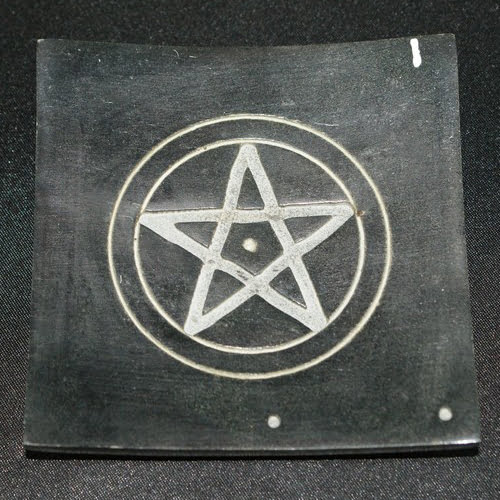 Vierkante wierookbrander met pentagram
