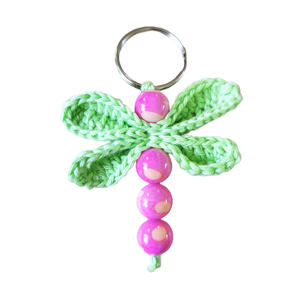 Leuke sleutelhanger met een libelle in groen met roze.