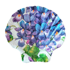 Mooie sint jacobsschelp met een afbeelding van paarse viooltjes